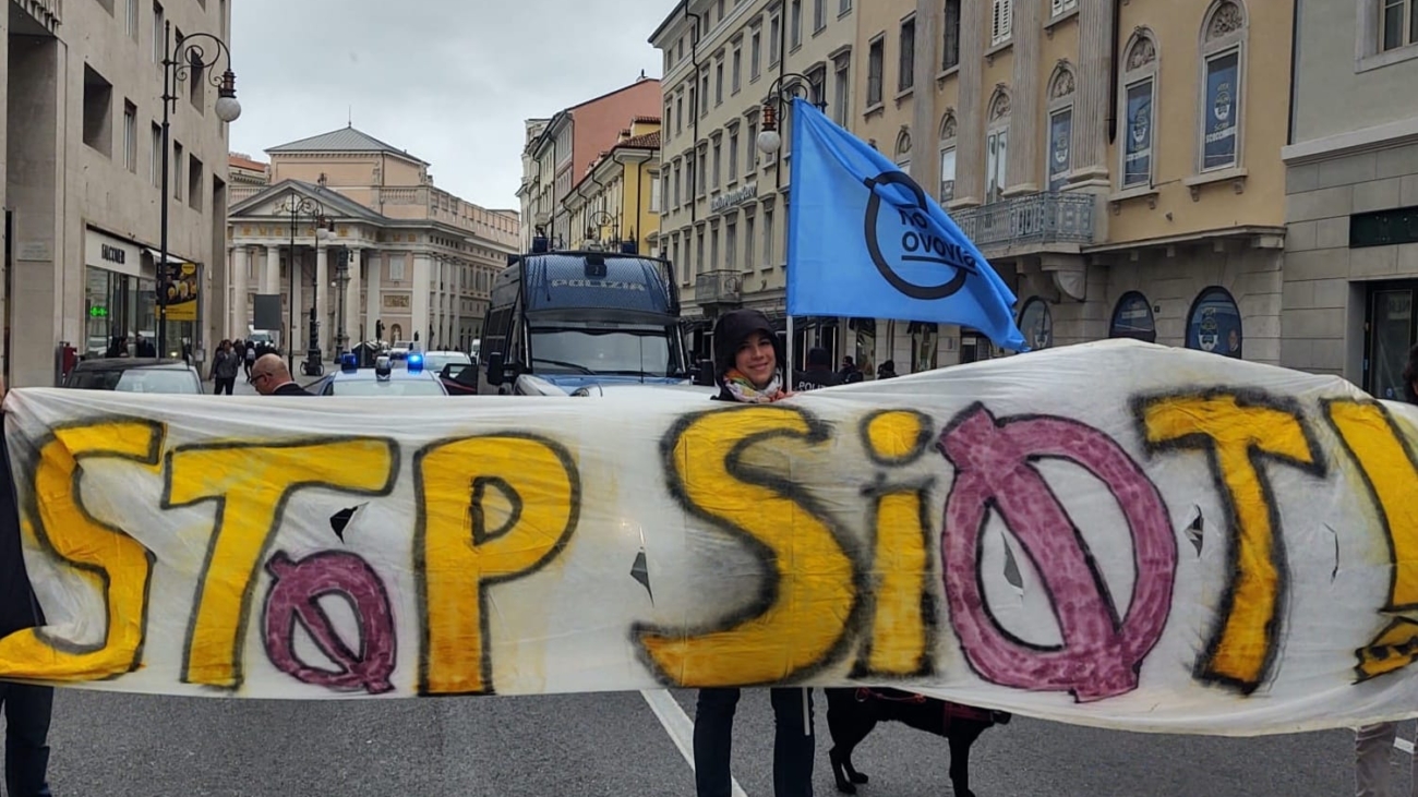 Giulia e Bloom allo sciopero per il clima con lo striscione STOP SIOT